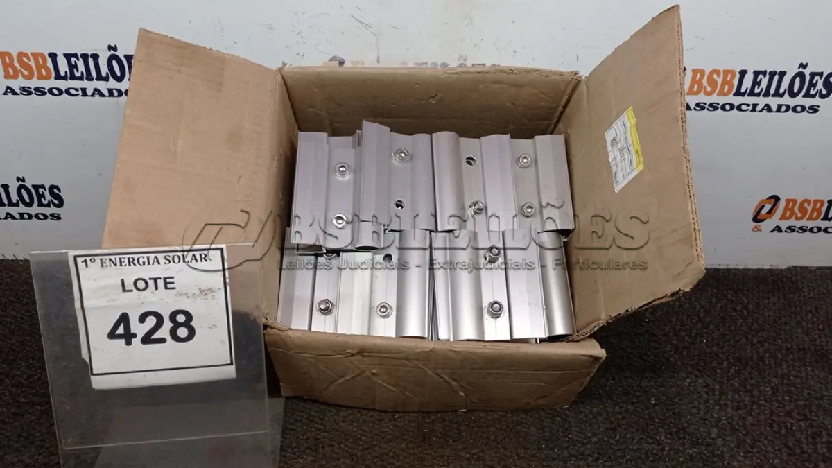 LOTE 428 - 01 CAIXA COM GRAMPOS DE FIXAÇÃO NÃO PENETRANTE PARA TELHADOS METÁLICOS.  (NO ESTADO) ATENÇÃO! FAZER A VISITAÇÃO ANTES DE ARREMATAR, NÃO SABEMOS SE FUNCIONA, LEILÃO NÃO TEM GARANTIA E NEM DEVOLUÇÃO, SUJEITO A POSSÍVEIS AVARIAS VISÍVEIS/OCULTAS E/OU 