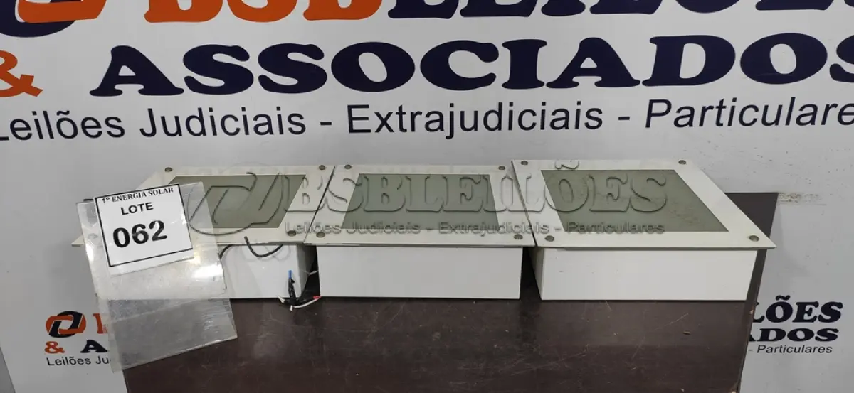 LOTE 062 - 03 LUMINÁRIAS PLAFOM DE EMBUTIR. (NO ESTADO) ATENÇÃO! FAZER A VISITAÇÃO ANTES DE ARREMATAR, NÃO SABEMOS SE FUNCIONA, LEILÃO NÃO TEM GARANTIA E NEM DEVOLUÇÃO, SUJEITO A POSSÍVEIS AVARIAS VISÍVEIS/OCULTAS E/OU AUSÊNCIA DE COMPONENTES.