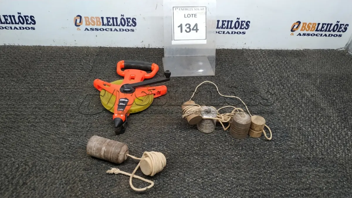 LOTE 134 - 01 TRENA E 03 PRUMOS DE MÃO. (NO ESTADO) ATENÇÃO! FAZER A VISITAÇÃO ANTES DE ARREMATAR, NÃO SABEMOS SE FUNCIONA, LEILÃO NÃO TEM GARANTIA E NEM DEVOLUÇÃO, SUJEITO A POSSÍVEIS AVARIAS VISÍVEIS/OCULTAS E/OU AUSÊNCIA DE COMPONENTES.