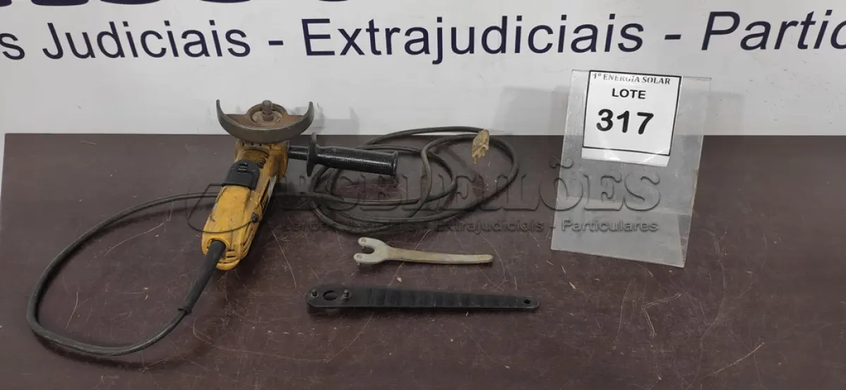 LOTE 317 - 01 ESMERILHADEIRA ANGULAR DEWALTER. (NO ESTADO) ATENÇÃO! FAZER A VISITAÇÃO ANTES DE ARREMATAR, NÃO SABEMOS SE FUNCIONA, LEILÃO NÃO TEM GARANTIA E NEM DEVOLUÇÃO, SUJEITO A POSSÍVEIS AVARIAS VISÍVEIS/OCULTAS E/OU AUSÊNCIA DE COMPONENTES.