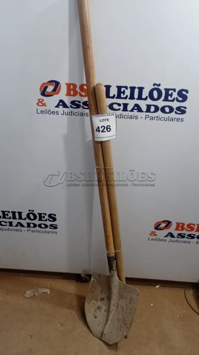 LOTE 426 - 01 PÁ COM CABO, 01 ENXADA COM CABO E 01 PICARETA COM CABO. (NO ESTADO) ATENÇÃO! FAZER A VISITAÇÃO ANTES DE ARREMATAR, NÃO SABEMOS SE FUNCIONA, LEILÃO NÃO TEM GARANTIA E NEM DEVOLUÇÃO, SUJEITO A POSSÍVEIS AVARIAS VISÍVEIS/OCULTAS E/OU 