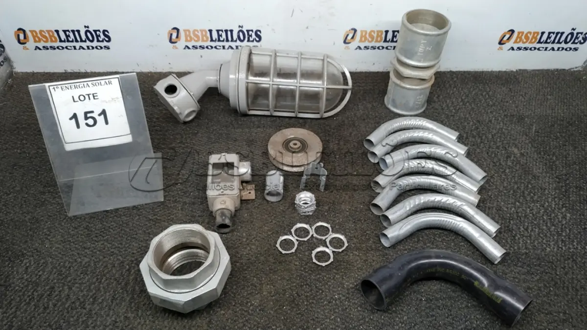 LOTE 151 - 01 LOTE COM LUMINÁRIA, CURVAS ZINCADAS E ROLAMENTO DE PORTÃO. (NO ESTADO) ATENÇÃO! FAZER A VISITAÇÃO ANTES DE ARREMATAR, NÃO SABEMOS SE FUNCIONA, LEILÃO NÃO TEM GARANTIA E NEM DEVOLUÇÃO, SUJEITO A POSSÍVEIS AVARIAS VISÍVEIS/OCULTAS E/OU AUSÊNCIA DE COMPONENTES.