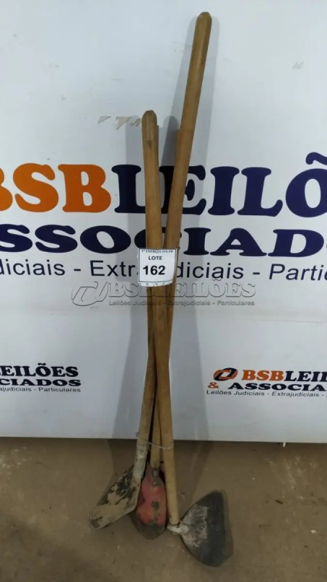LOTE 162 - 01 PÁ COM CABO, 01 ENXADA COM CABO E 01 CAVADEIRA MANUAL COM CABO. (NO ESTADO) ATENÇÃO! FAZER A VISITAÇÃO ANTES DE ARREMATAR, NÃO SABEMOS SE FUNCIONA, LEILÃO NÃO TEM GARANTIA E NEM DEVOLUÇÃO, SUJEITO A POSSÍVEIS AVARIAS VISÍVEIS/OCULTAS E/OU AUSÊNCIA DE COMPONENTES.