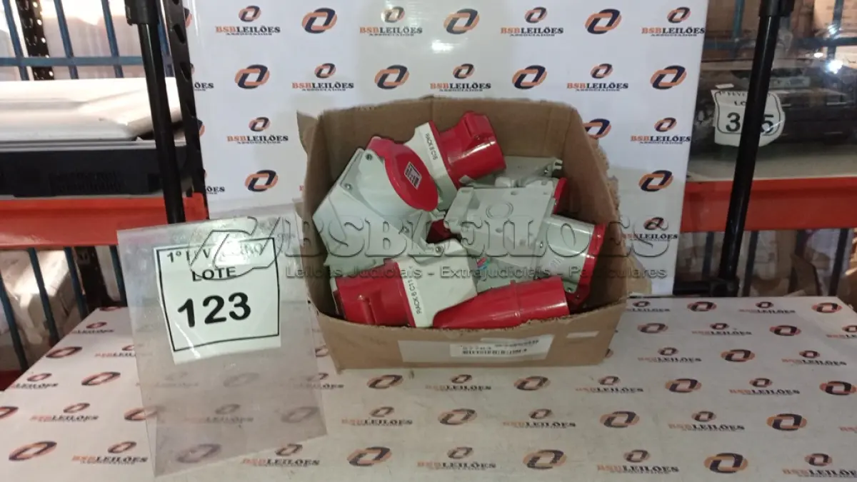LOTE 123 - 01 LOTE COM VÁRIAS TOMADAS INDUSTRIAIS TRIFÁSICA. (NO ESTADO) ATENÇÃO! FAZER A VISITAÇÃO ANTES DE ARREMATAR, NÃO SABEMOS SE FUNCIONA, LEILÃO NÃO TEM GARANTIA E NEM DEVOLUÇÃO, SUJEITO A POSSÍVEIS AVARIAS VISÍVEIS/OCULTAS E/OU AUSÊNCIA DE COMPONENTES.