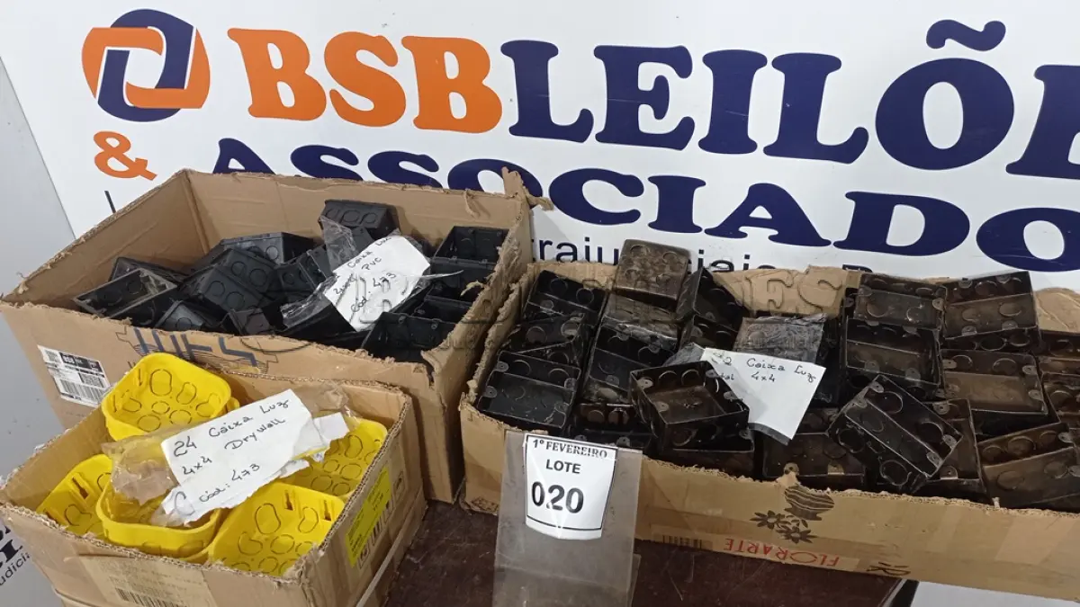 LOTE 020 - 01 LOTE COM GRANDE QUANTIDADE DE CAIXAS DE LUZ DE MODELOS DIVERSOS. (NO ESTADO) ATENÇÃO! FAZER A VISITAÇÃO ANTES DE ARREMATAR, NÃO SABEMOS SE FUNCIONA, LEILÃO NÃO TEM GARANTIA E NEM DEVOLUÇÃO, SUJEITO A POSSÍVEIS AVARIAS VISÍVEIS/OCULTAS E/OU AUSÊNCIA DE COMPONENTES.