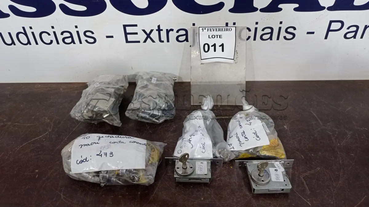 LOTE 011 - 01 LOTE COM GRANDE QUANTIDADE DE FECHADURAS DE MARCAS E MODELOS DIVERSOS. (NO ESTADO) ATENÇÃO! FAZER A VISITAÇÃO ANTES DE ARREMATAR, NÃO SABEMOS SE FUNCIONA, LEILÃO NÃO TEM GARANTIA E NEM DEVOLUÇÃO, SUJEITO A POSSÍVEIS AVARIAS VISÍVEIS/OCULTAS E/OU AUSÊNCIA DE COMPONENTES.