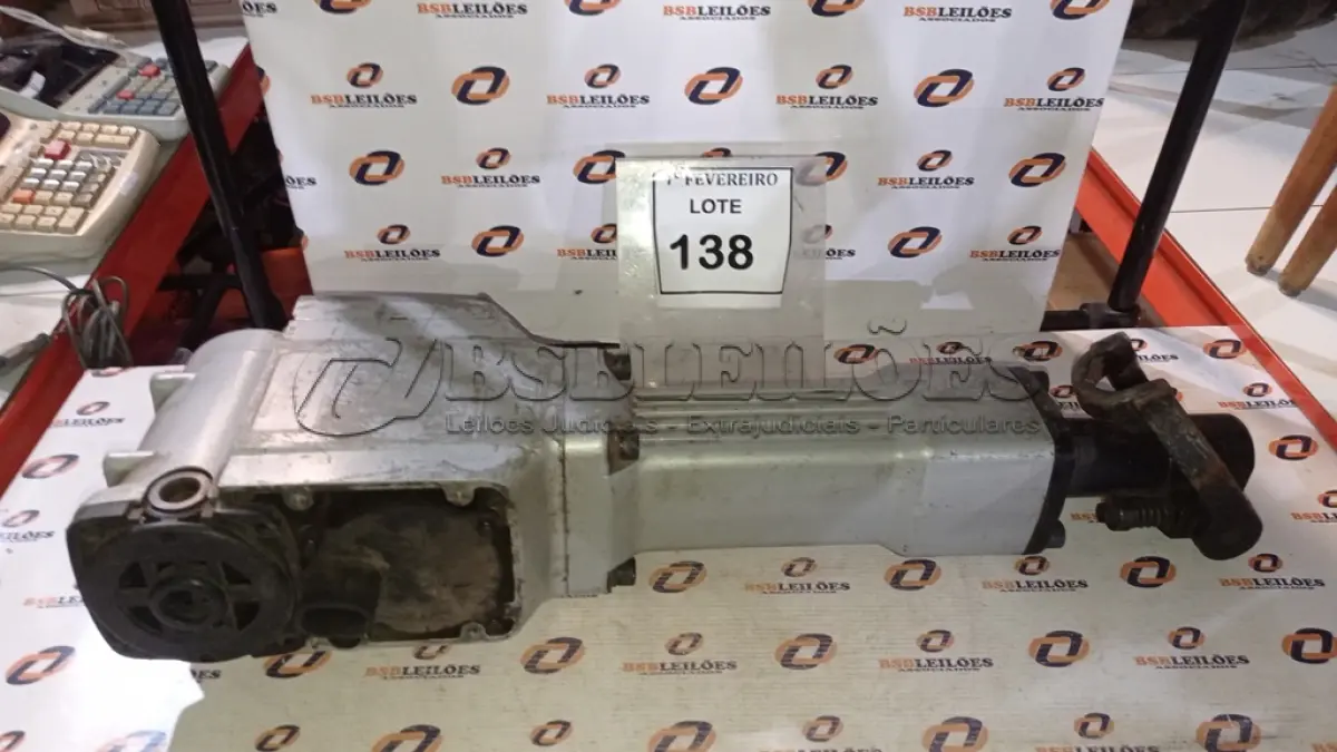 LOTE 138 - 01 MARTELO DEMOLIDOR 220V INCOMPLETO. (NO ESTADO) ATENÇÃO! FAZER A VISITAÇÃO ANTES DE ARREMATAR, NÃO SABEMOS SE FUNCIONA, LEILÃO NÃO TEM GARANTIA E NEM DEVOLUÇÃO, SUJEITO A POSSÍVEIS AVARIAS VISÍVEIS/OCULTAS E/OU AUSÊNCIA DE COMPONENTES.