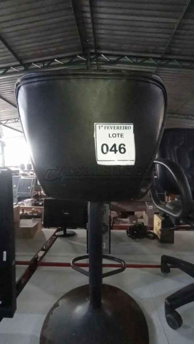 LOTE 046 - 01 BANQUETA NA COR PRETA. (NO ESTADO) ATENÇÃO! FAZER A VISITAÇÃO ANTES DE ARREMATAR, NÃO SABEMOS SE FUNCIONA, LEILÃO NÃO TEM GARANTIA E NEM DEVOLUÇÃO, SUJEITO A POSSÍVEIS AVARIAS VISÍVEIS/OCULTAS E/OU AUSÊNCIA DE COMPONENTES.