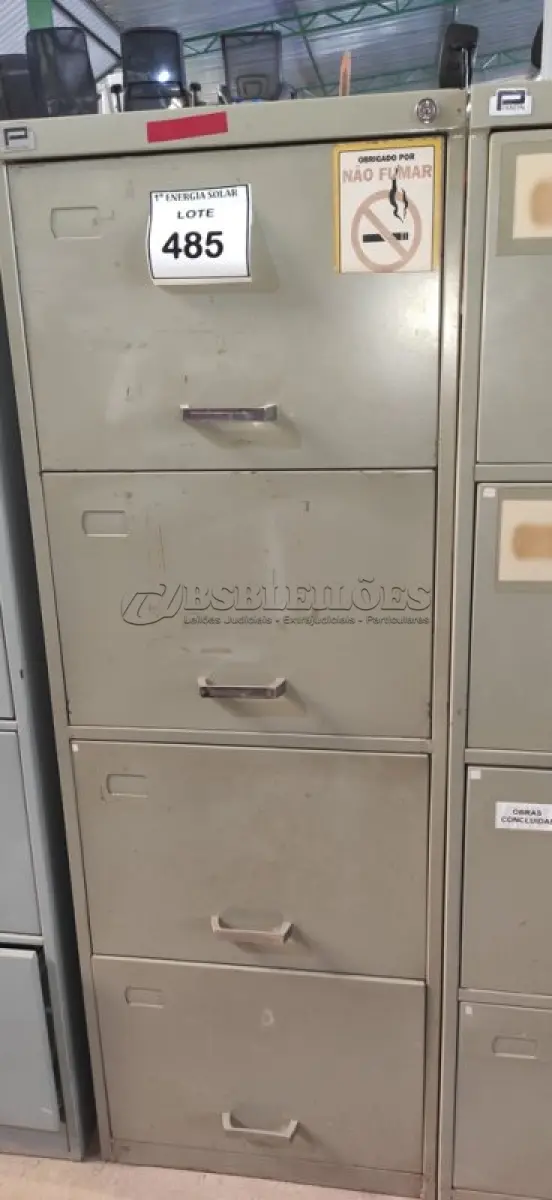 LOTE 485 - 01 ARQUIVO DE AÇO COM 04 GAVETAS. (NO ESTADO) ATENÇÃO! FAZER A VISITAÇÃO ANTES DE ARREMATAR, NÃO SABEMOS SE FUNCIONA, LEILÃO NÃO TEM GARANTIA E NEM DEVOLUÇÃO, SUJEITO A POSSÍVEIS AVARIAS VISÍVEIS/OCULTAS