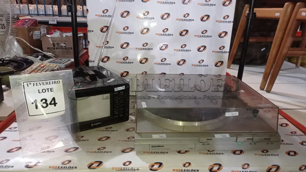 LOTE 134 - 01 TV/AM/FM RÁDIO PORTÁTIL 5’’ COLORIDA MARCA BROKSONIC E 01 TOCA DISCO MODELO T-515 MARCA GRADIENTE. (NO ESTADO) ATENÇÃO! FAZER A VISITAÇÃO ANTES DE ARREMATAR, NÃO SABEMOS SE FUNCIONA, LEILÃO NÃO TEM GARANTIA E NEM DEVOLUÇÃO, SUJEITO A POSSÍVEIS AVARIAS VISÍVEIS/OCULTAS E/OU AUSÊNCIA DE COMPONENTES.