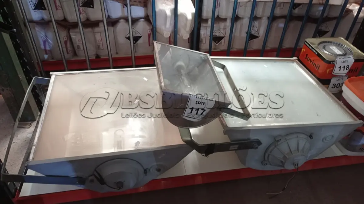 LOTE 117 - 03 REFLETORES DE TAMANHOS DIVERSOS. (NO ESTADO) ATENÇÃO! FAZER A VISITAÇÃO ANTES DE ARREMATAR, NÃO SABEMOS SE FUNCIONA, LEILÃO NÃO TEM GARANTIA E NEM DEVOLUÇÃO, SUJEITO A POSSÍVEIS AVARIAS VISÍVEIS/OCULTAS E/OU AUSÊNCIA DE COMPONENTES.