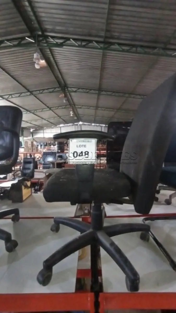 LOTE 048 - 01 CADEIRA DE ESCRITÓRIO GIRATÓRIA NA COR PRETA. (NO ESTADO) ATENÇÃO! FAZER A VISITAÇÃO ANTES DE ARREMATAR, NÃO SABEMOS SE FUNCIONA, LEILÃO NÃO TEM GARANTIA E NEM DEVOLUÇÃO, SUJEITO A POSSÍVEIS AVARIAS VISÍVEIS/OCULTAS E/OU AUSÊNCIA DE COMPONENTES.