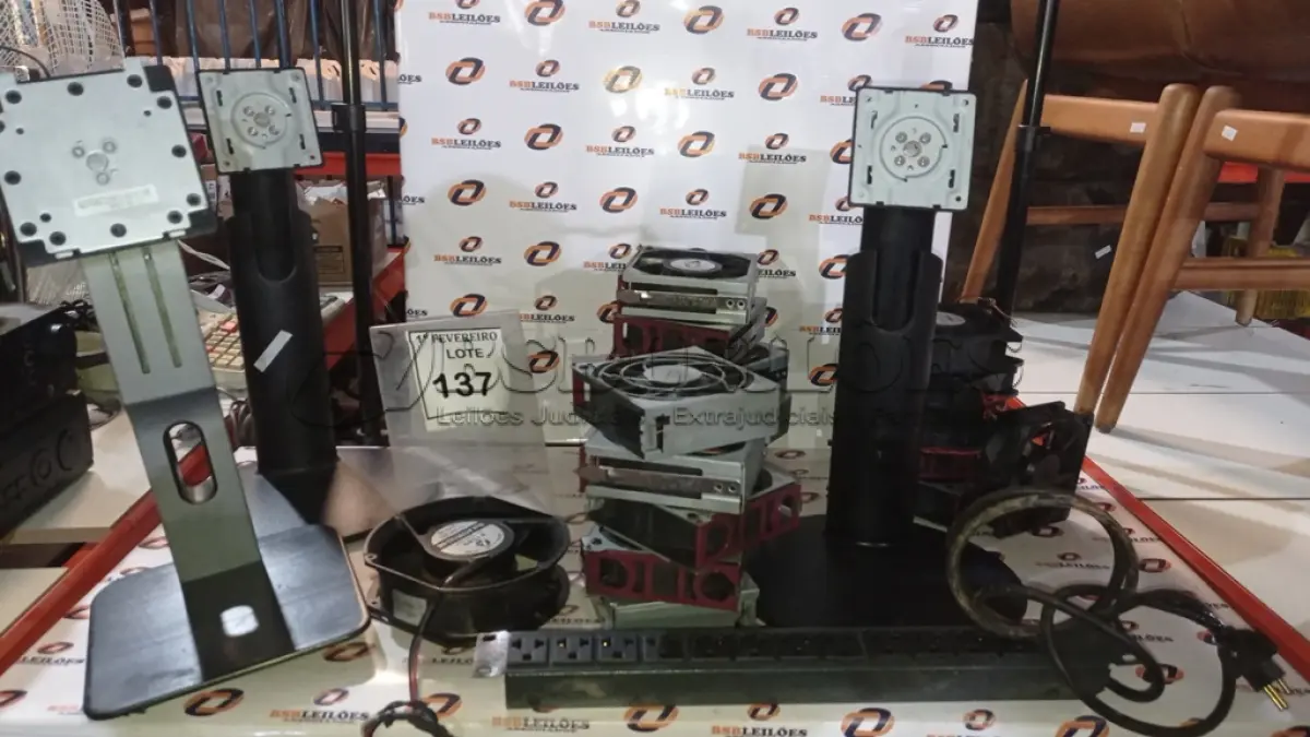 LOTE 137 - 01 LOTE COM VÁRIAS FONTES PARA PC. (NO ESTADO) ATENÇÃO! FAZER A VISITAÇÃO ANTES DE ARREMATAR, NÃO SABEMOS SE FUNCIONA, LEILÃO NÃO TEM GARANTIA E NEM DEVOLUÇÃO, SUJEITO A POSSÍVEIS AVARIAS VISÍVEIS/OCULTAS E/OU AUSÊNCIA DE COMPONENTES.
