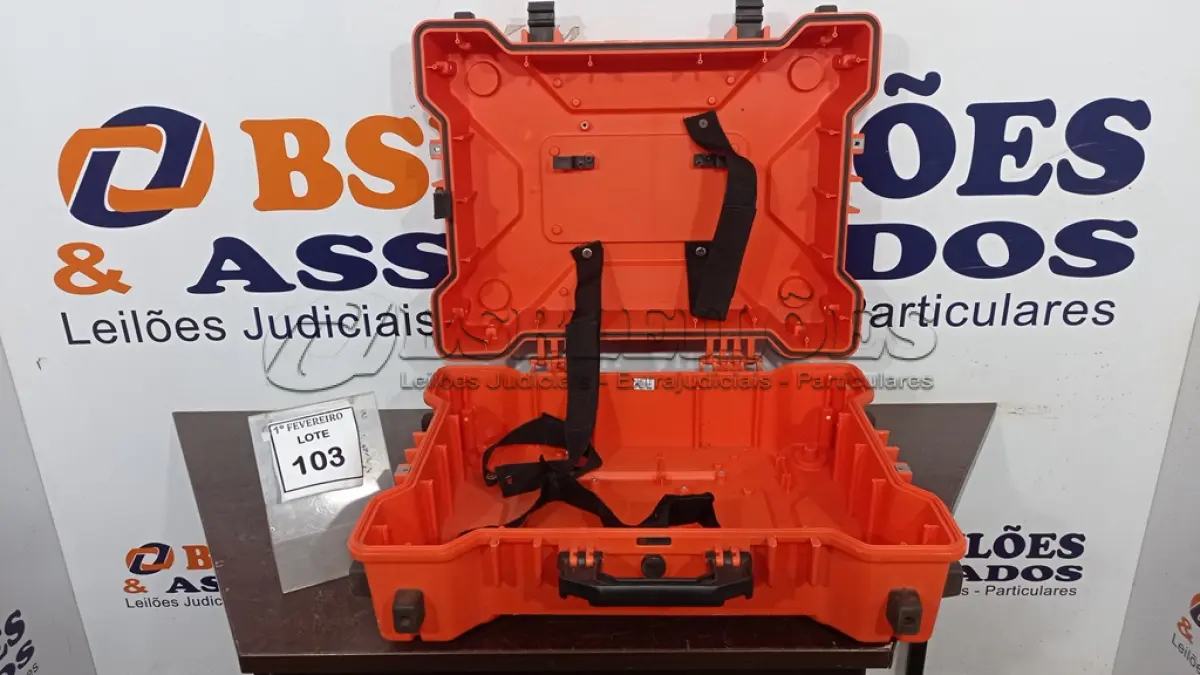 LOTE 103 - 01 CASE NA COR LARANJA. (NO ESTADO) ATENÇÃO! FAZER A VISITAÇÃO ANTES DE ARREMATAR, NÃO SABEMOS SE FUNCIONA, LEILÃO NÃO TEM GARANTIA E NEM DEVOLUÇÃO, SUJEITO A POSSÍVEIS AVARIAS VISÍVEIS/OCULTAS E/OU AUSÊNCIA DE COMPONENTES.