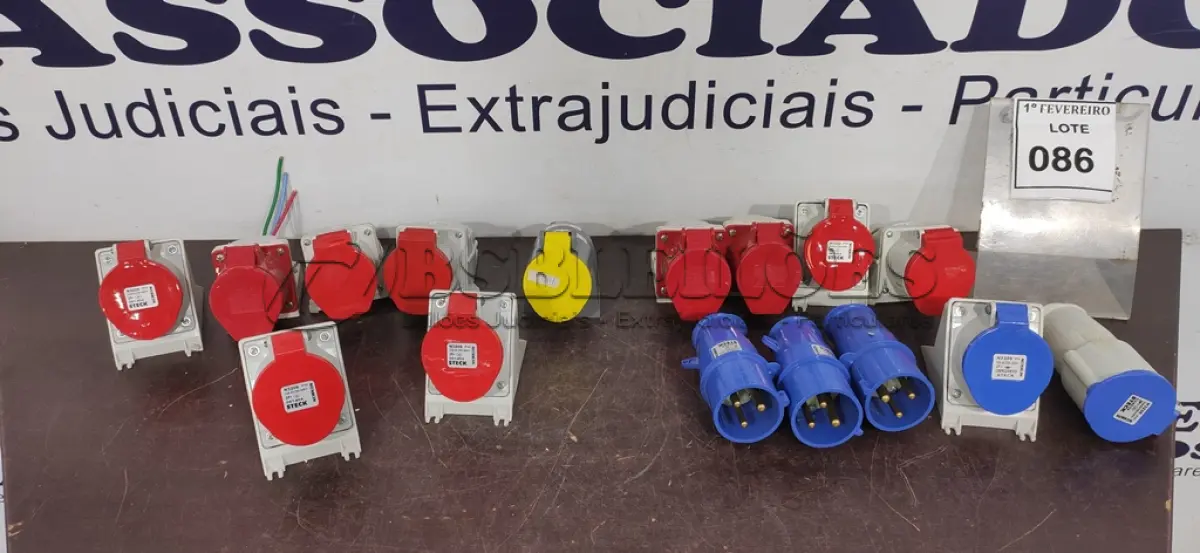 LOTE 086 - 01 LOTE COM VÁRIAS TOMADAS INDUSTRIAIS TRIFÁSICA. (NO ESTADO) ATENÇÃO! FAZER A VISITAÇÃO ANTES DE ARREMATAR, NÃO SABEMOS SE FUNCIONA, LEILÃO NÃO TEM GARANTIA E NEM DEVOLUÇÃO, SUJEITO A POSSÍVEIS AVARIAS VISÍVEIS/OCULTAS E/OU AUSÊNCIA DE COMPONENTES.