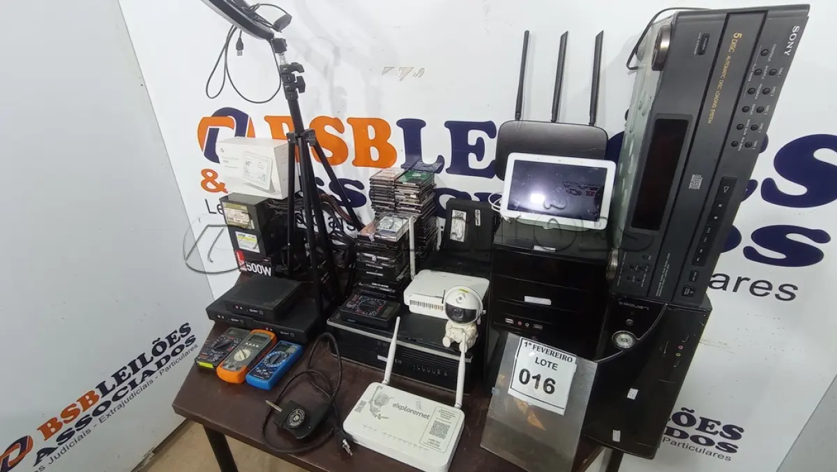 LOTE 016 - 01 LOTE COM HDS, FONTES, LUMINÁRIA RING LIGHT, 01 CPU E APARELHOS ELETRÔNICOS DIVERSOS. (NO ESTADO) ATENÇÃO! FAZER A VISITAÇÃO ANTES DE ARREMATAR, NÃO SABEMOS SE FUNCIONA, LEILÃO NÃO TEM GARANTIA E NEM DEVOLUÇÃO, SUJEITO A POSSÍVEIS AVARIAS VISÍVEIS/OCULTAS E/OU AUSÊNCIA DE COMPONENTES.