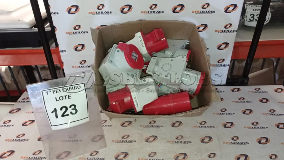 LOTE 123 - 01 LOTE COM VÁRIAS TOMADAS INDUSTRIAIS TRIFÁSICA. (NO ESTADO) ATENÇÃO! FAZER A VISITAÇÃO ANTES DE ARREMATAR, NÃO SABEMOS SE FUNCIONA, LEILÃO NÃO TEM GARANTIA E NEM DEVOLUÇÃO, SUJEITO A POSSÍVEIS AVARIAS VISÍVEIS/OCULTAS E/OU AUSÊNCIA DE COMPONENTES.