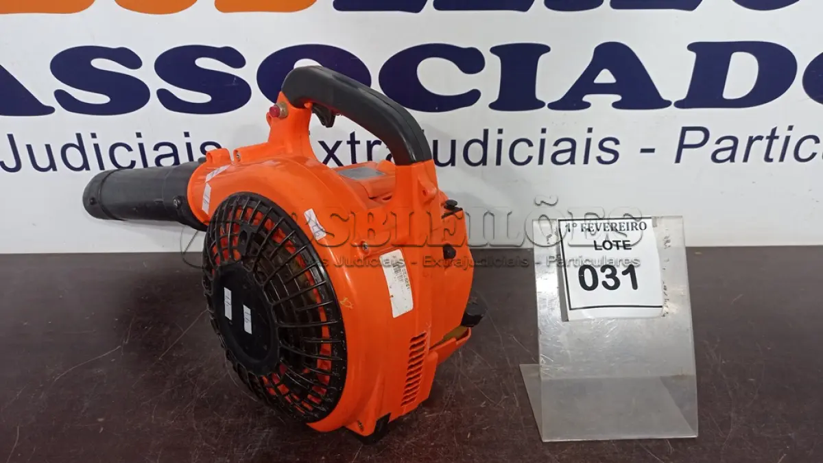 LOTE 031 - 01 SOPRADOR MODELO SV260S MOTOR 2T 26 CC. (NO ESTADO) ATENÇÃO! FAZER A VISITAÇÃO ANTES DE ARREMATAR, NÃO SABEMOS SE FUNCIONA, LEILÃO NÃO TEM GARANTIA E NEM DEVOLUÇÃO, SUJEITO A POSSÍVEIS AVARIAS VISÍVEIS/OCULTAS E/OU AUSÊNCIA DE COMPONENTES.