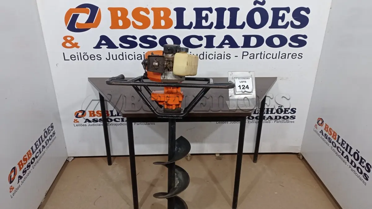 LOTE 124 - 01 MÁQUINA PERFURADORA DE SOLO A GASOLINA INCOMPLETA E 01 BROCA. (NO ESTADO) ATENÇÃO! FAZER A VISITAÇÃO ANTES DE ARREMATAR, NÃO SABEMOS SE FUNCIONA, LEILÃO NÃO TEM GARANTIA E NEM DEVOLUÇÃO, SUJEITO A POSSÍVEIS AVARIAS VISÍVEIS/OCULTAS E/OU AUSÊNCIA DE COMPONENTES.