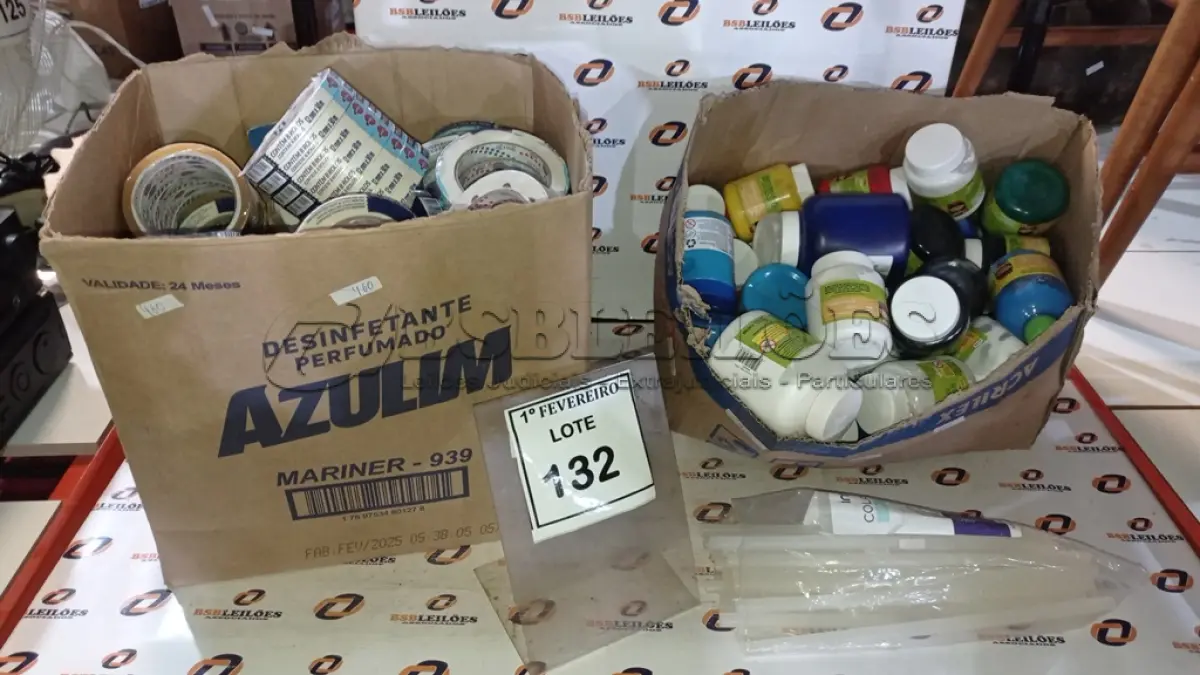 LOTE 132 - 01 LOTE COM GRANDE QUANTIDADE DE TINTAS GUACHE E FITAS ADESIVAS. (NO ESTADO) ATENÇÃO! FAZER A VISITAÇÃO ANTES DE ARREMATAR, NÃO SABEMOS SE FUNCIONA, LEILÃO NÃO TEM GARANTIA E NEM DEVOLUÇÃO, SUJEITO A POSSÍVEIS AVARIAS VISÍVEIS/OCULTAS E/OU AUSÊNCIA DE COMPONENTES.