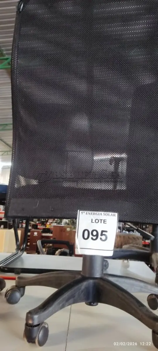 LOTE 095 - 01 CADEIRA GIRATÓRIA PARA ESCRITÓRIO. (NO ESTADO) ATENÇÃO! FAZER A VISITAÇÃO ANTES DE ARREMATAR, NÃO SABEMOS SE FUNCIONA, LEILÃO NÃO TEM GARANTIA E NEM DEVOLUÇÃO, SUJEITO A POSSÍVEIS AVARIAS VISÍVEIS/OCULTAS E/OU AUSÊNCIA DE COMPONENTES.
