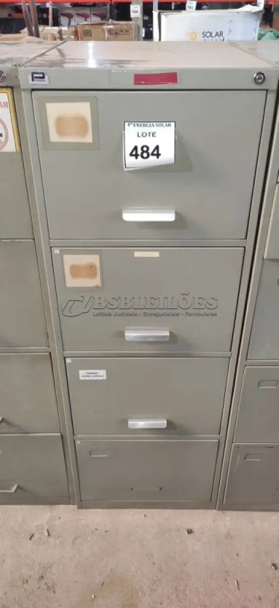 LOTE 484 - 01 ARQUIVO DE AÇO COM 4 GAVETAS. (NO ESTADO) ATENÇÃO! FAZER A VISITAÇÃO ANTES DE ARREMATAR, NÃO SABEMOS SE FUNCIONA, LEILÃO NÃO TEM GARANTIA E NEM DEVOLUÇÃO, SUJEITO A POSSÍVEIS AVARIAS VISÍVEIS/OCULTAS