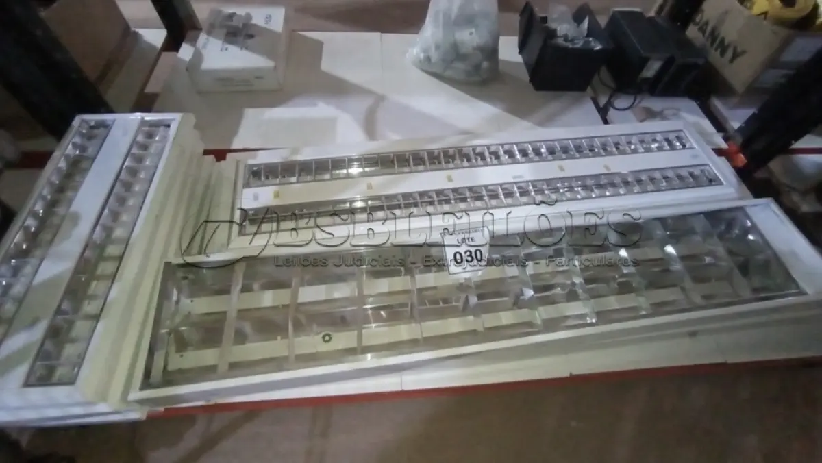 LOTE 030 - 01 LOTE COM VÁRIAS LUMINÁRIAS DE EMBUTIR DE TAMANHOS DIVERSOS. (NO ESTADO) ATENÇÃO! FAZER A VISITAÇÃO ANTES DE ARREMATAR, NÃO SABEMOS SE FUNCIONA, LEILÃO NÃO TEM GARANTIA E NEM DEVOLUÇÃO, SUJEITO A POSSÍVEIS AVARIAS VISÍVEIS/OCULTAS E/OU AUSÊNCIA DE COMPONENTES.