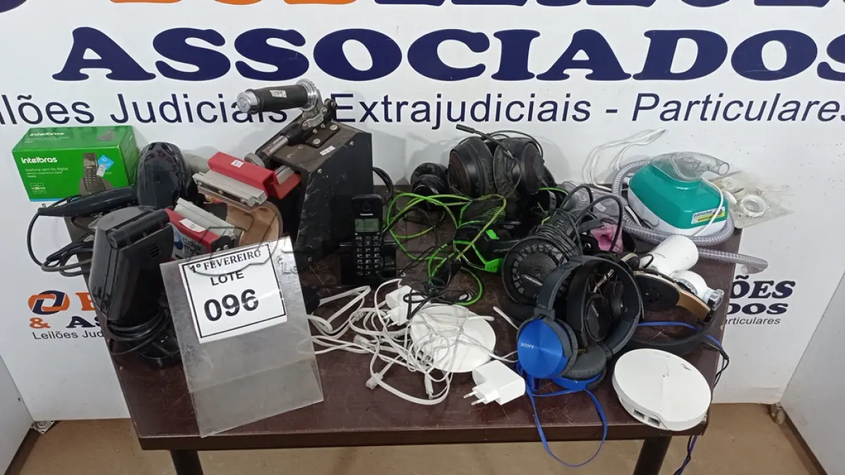 LOTE 096 - 01 PRENSA TÉRMICA DE CANECAS E 01 CAIXA COM NEBULIZADOR, APARELHO DE TELEFONE, VÁRIOS HEADPHONES E PERIFÉRICOS DIVERSOS. (NO ESTADO) ATENÇÃO! FAZER A VISITAÇÃO ANTES DE ARREMATAR, NÃO SABEMOS SE FUNCIONA, LEILÃO NÃO TEM GARANTIA E NEM DEVOLUÇÃO, SUJEITO A POSSÍVEIS AVARIAS VISÍVEIS/OCULTAS E/OU AUSÊNCIA DE COMPONENTES.