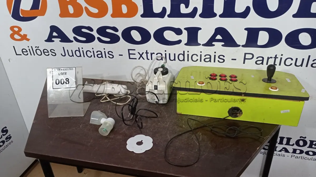 LOTE 008 - 01 PAINEL DE CONTROLE DE ARCADE CASEIRO E 01 COMPRESSOR DE AR. (NO ESTADO) ATENÇÃO! FAZER A VISITAÇÃO ANTES DE ARREMATAR, NÃO SABEMOS SE FUNCIONA, LEILÃO NÃO TEM GARANTIA E NEM DEVOLUÇÃO, SUJEITO A POSSÍVEIS AVARIAS VISÍVEIS/OCULTAS E/OU AUSÊNCIA DE COMPONENTES.