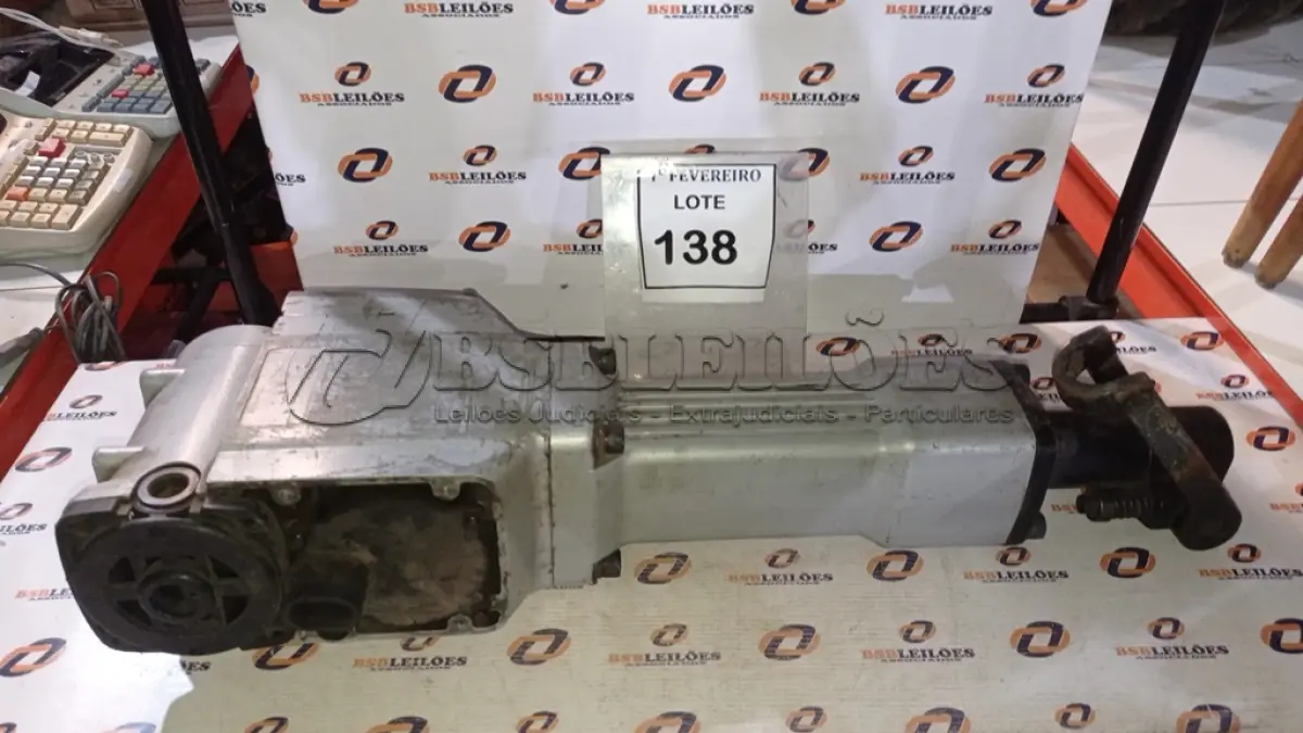 LOTE 138 - 01 MARTELO DEMOLIDOR 220V INCOMPLETO. (NO ESTADO) ATENÇÃO! FAZER A VISITAÇÃO ANTES DE ARREMATAR, NÃO SABEMOS SE FUNCIONA, LEILÃO NÃO TEM GARANTIA E NEM DEVOLUÇÃO, SUJEITO A POSSÍVEIS AVARIAS VISÍVEIS/OCULTAS E/OU AUSÊNCIA DE COMPONENTES.