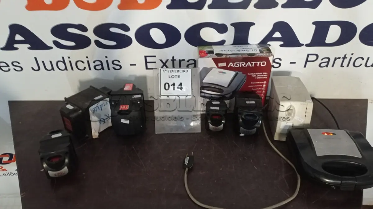 LOTE 014 - 05 TRANSFORMADORES, 01 ESTABILIZADOR DE 1.000 VA E 01 SANDUICHEIRA MARCA AGRATTO 220V. (NO ESTADO) ATENÇÃO! FAZER A VISITAÇÃO ANTES DE ARREMATAR, NÃO SABEMOS SE FUNCIONA, LEILÃO NÃO TEM GARANTIA E NEM DEVOLUÇÃO, SUJEITO A POSSÍVEIS AVARIAS VISÍVEIS/OCULTAS E/OU AUSÊNCIA DE COMPONENTES.