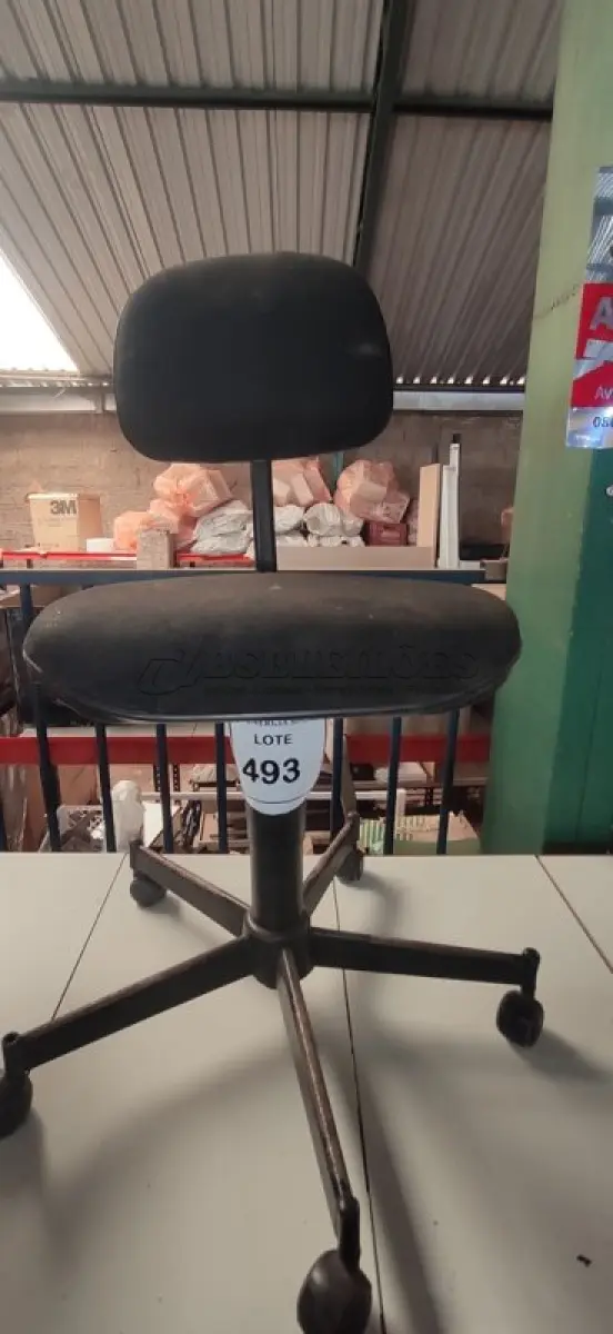 LOTE 493 - 01 CADEIRA GIRATÓRIA PARA ESCRITÓRIO. (NO ESTADO) ATENÇÃO! FAZER A VISITAÇÃO ANTES DE ARREMATAR, NÃO SABEMOS SE FUNCIONA, LEILÃO NÃO TEM GARANTIA E NEM DEVOLUÇÃO, SUJEITO A POSSÍVEIS AVARIAS VISÍVEIS/OCULTAS