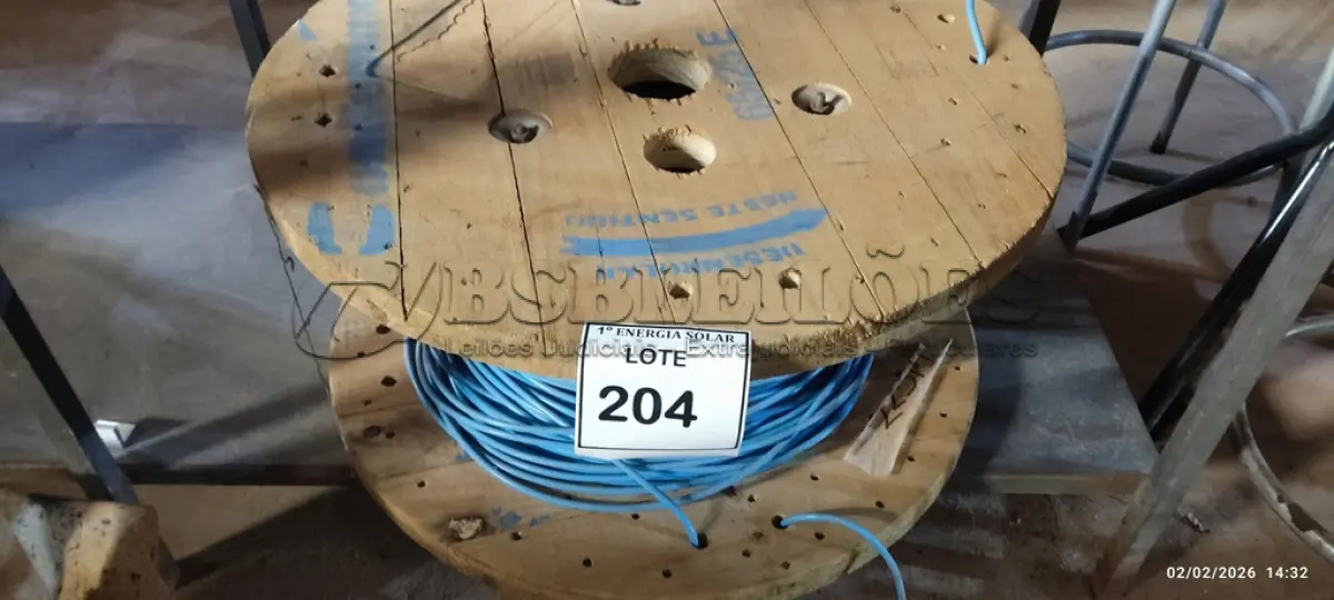 LOTE 204 - 01 CARRETEL COM FIO 255M DE FIO 6MM AZUL.  (NO ESTADO) ATENÇÃO! FAZER A VISITAÇÃO ANTES DE ARREMATAR, NÃO SABEMOS SE FUNCIONA, LEILÃO NÃO TEM GARANTIA E NEM DEVOLUÇÃO, SUJEITO A POSSÍVEIS AVARIAS VISÍVEIS/OCULTAS E/OU AUSÊNCIA DE COMPONENTES.