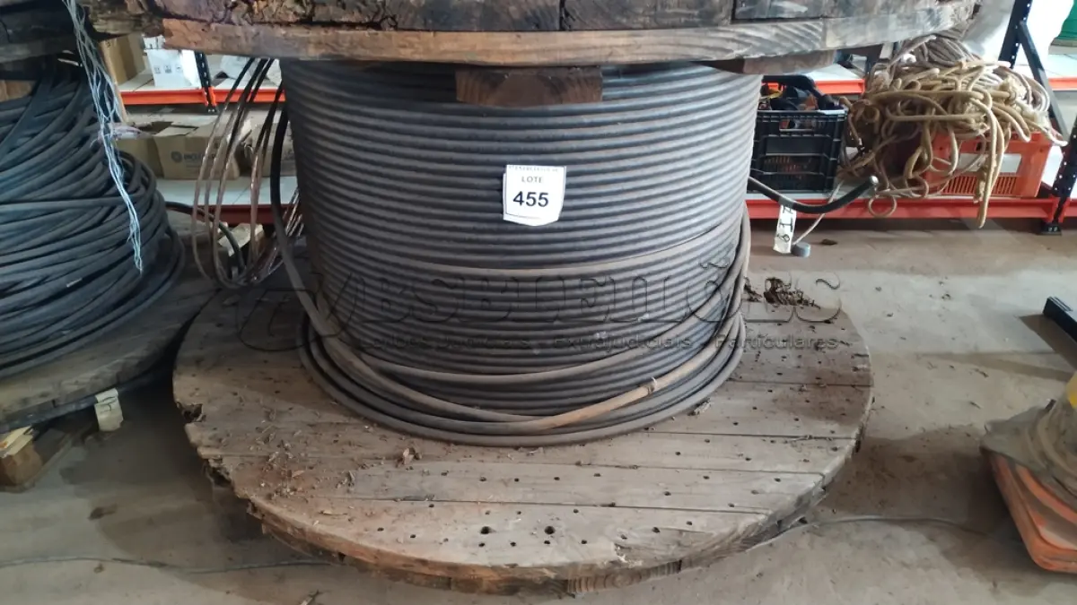 LOTE 455 - 01 CARRETEL COM 617M DE FIO 0,35MM PRETO DE ALUMÍNIO15KV BLINDADO PRETO.   (NO ESTADO) ATENÇÃO! FAZER A VISITAÇÃO ANTES DE ARREMATAR, NÃO SABEMOS SE FUNCIONA, LEILÃO NÃO TEM GARANTIA E NEM DEVOLUÇÃO, SUJEITO A POSSÍVEIS AVARIAS VISÍVEIS/OCULTAS E/OU
