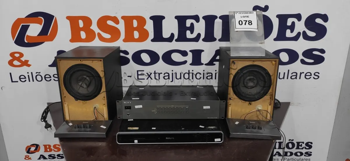 LOTE 078 - 01 MATRIX SWITCHER MODELO PVS-820S MARCA SONY E 02 CAIXAS DE SOM. (NO ESTADO) ATENÇÃO! FAZER A VISITAÇÃO ANTES DE ARREMATAR, NÃO SABEMOS SE FUNCIONA, LEILÃO NÃO TEM GARANTIA E NEM DEVOLUÇÃO, SUJEITO A POSSÍVEIS AVARIAS VISÍVEIS/OCULTAS E/OU AUSÊNCIA DE COMPONENTES.