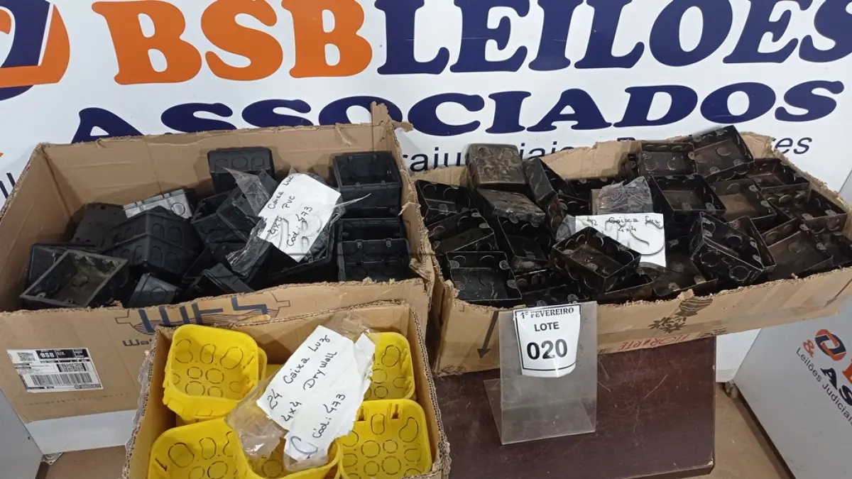 LOTE 020 - 01 LOTE COM GRANDE QUANTIDADE DE CAIXAS DE LUZ DE MODELOS DIVERSOS. (NO ESTADO) ATENÇÃO! FAZER A VISITAÇÃO ANTES DE ARREMATAR, NÃO SABEMOS SE FUNCIONA, LEILÃO NÃO TEM GARANTIA E NEM DEVOLUÇÃO, SUJEITO A POSSÍVEIS AVARIAS VISÍVEIS/OCULTAS E/OU AUSÊNCIA DE COMPONENTES.