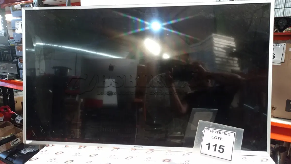 LOTE 115 - 01 TV LCD 42’’ MARCA LG E 01 TV LCD 49’’ MARCA PANASONIC. (NO ESTADO) ATENÇÃO! FAZER A VISITAÇÃO ANTES DE ARREMATAR, NÃO SABEMOS SE FUNCIONA, LEILÃO NÃO TEM GARANTIA E NEM DEVOLUÇÃO, SUJEITO A POSSÍVEIS AVARIAS VISÍVEIS/OCULTAS E/OU AUSÊNCIA DE COMPONENTES.