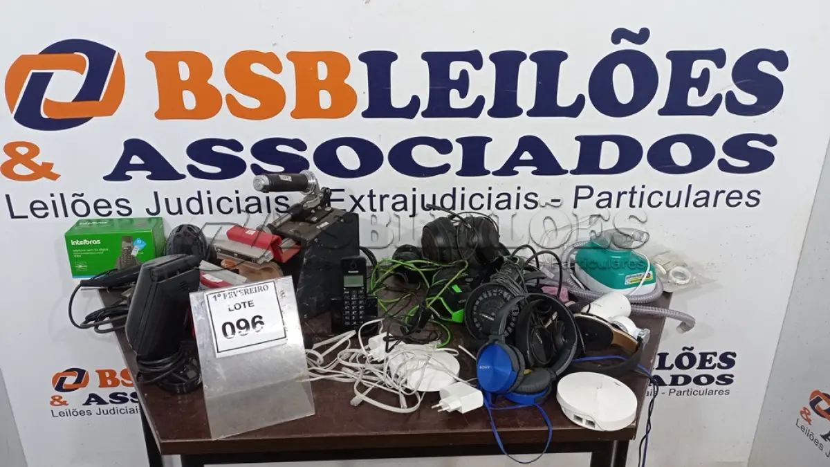 LOTE 096 - 01 PRENSA TÉRMICA DE CANECAS E 01 CAIXA COM NEBULIZADOR, APARELHO DE TELEFONE, VÁRIOS HEADPHONES E PERIFÉRICOS DIVERSOS. (NO ESTADO) ATENÇÃO! FAZER A VISITAÇÃO ANTES DE ARREMATAR, NÃO SABEMOS SE FUNCIONA, LEILÃO NÃO TEM GARANTIA E NEM DEVOLUÇÃO, SUJEITO A POSSÍVEIS AVARIAS VISÍVEIS/OCULTAS E/OU AUSÊNCIA DE COMPONENTES.