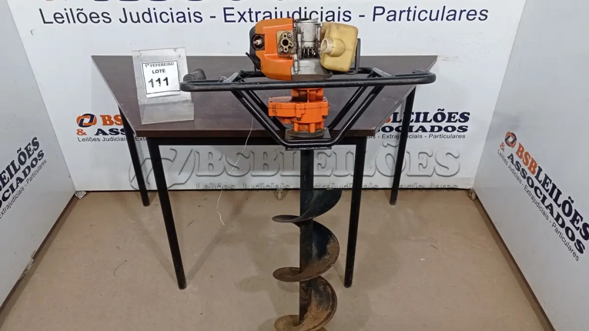 LOTE 111 - 01 MÁQUINA PERFURADORA DE SOLO A GASOLINA INCOMPLETA E 01 BROCA. (NO ESTADO) ATENÇÃO! FAZER A VISITAÇÃO ANTES DE ARREMATAR, NÃO SABEMOS SE FUNCIONA, LEILÃO NÃO TEM GARANTIA E NEM DEVOLUÇÃO, SUJEITO A POSSÍVEIS AVARIAS VISÍVEIS/OCULTAS E/OU AUSÊNCIA DE COMPONENTES.