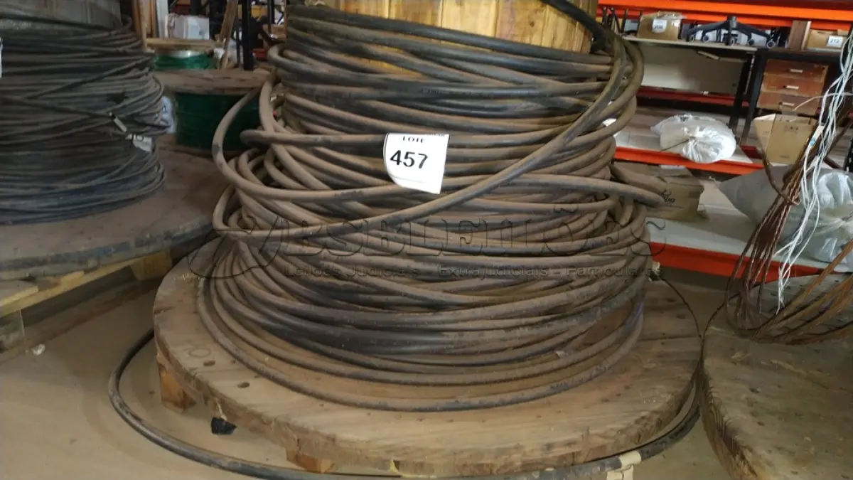 LOTE 457 - 01 CARRETEL COM 40M DE FIO 150MM DE ALUMÍNIO ISOLADO PRETO. (NO ESTADO) ATENÇÃO! FAZER A VISITAÇÃO ANTES DE ARREMATAR, NÃO SABEMOS SE FUNCIONA, LEILÃO NÃO TEM GARANTIA E NEM DEVOLUÇÃO, SUJEITO A POSSÍVEIS AVARIAS VISÍVEIS/OCULTAS E/OU
