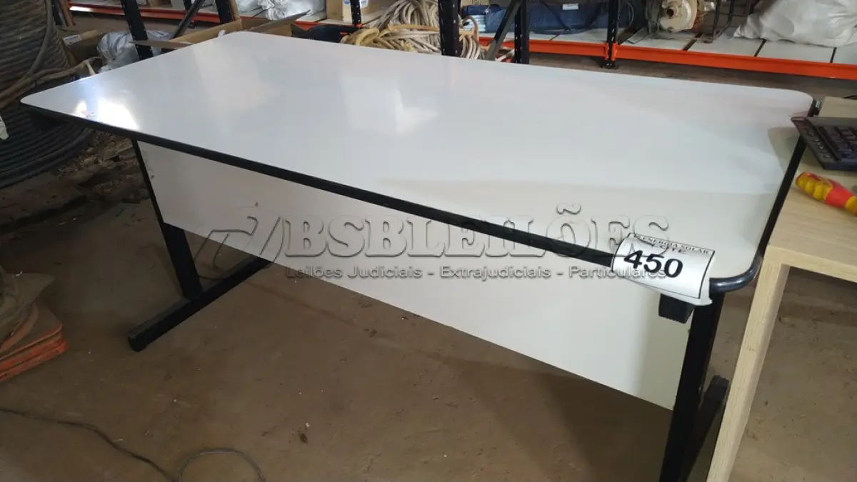 LOTE 450 - 01 MESA EM MADEIRA PARA ESCRITÓRIO. (NO ESTADO) ATENÇÃO! FAZER A VISITAÇÃO ANTES DE ARREMATAR, NÃO SABEMOS SE FUNCIONA, LEILÃO NÃO TEM GARANTIA E NEM DEVOLUÇÃO, SUJEITO A POSSÍVEIS AVARIAS VISÍVEIS/OCULTAS E/OU