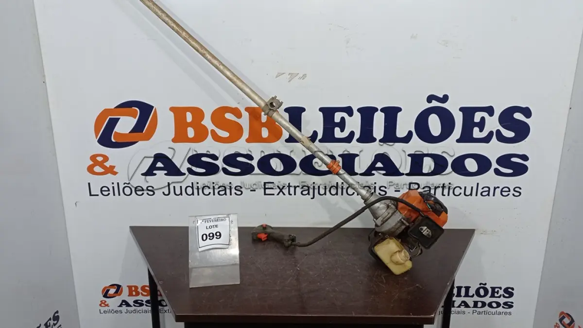 LOTE 099 - 01 ROÇADEIRA A GASOLINA INCOMPLETA. (NO ESTADO) ATENÇÃO! FAZER A VISITAÇÃO ANTES DE ARREMATAR, NÃO SABEMOS SE FUNCIONA, LEILÃO NÃO TEM GARANTIA E NEM DEVOLUÇÃO, SUJEITO A POSSÍVEIS AVARIAS VISÍVEIS/OCULTAS E/OU AUSÊNCIA DE COMPONENTES.