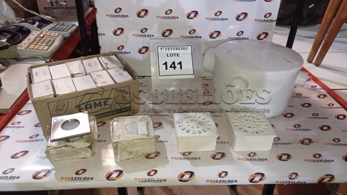 LOTE 141 - 01 CAIXA DE GORDURA, 02 RALOS DE PVC E 12 SPLOT DE EMBUTIR PARA LÂMPADAS DE SOQUETE MARCA BRONZEARTE. (NO ESTADO) ATENÇÃO! FAZER A VISITAÇÃO ANTES DE ARREMATAR, NÃO SABEMOS SE FUNCIONA, LEILÃO NÃO TEM GARANTIA E NEM DEVOLUÇÃO, SUJEITO A POSSÍVEIS AVARIAS VISÍVEIS/OCULTAS E/OU AUSÊNCIA DE COMPONENTES.