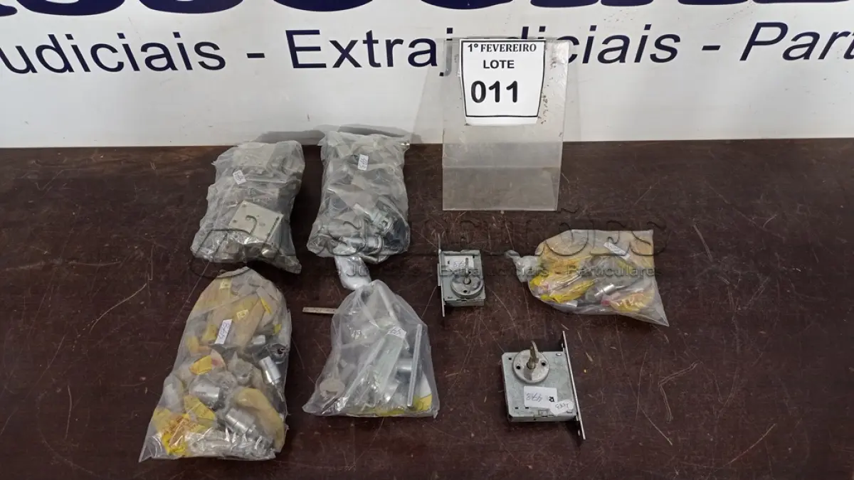 LOTE 011 - 01 LOTE COM GRANDE QUANTIDADE DE FECHADURAS DE MARCAS E MODELOS DIVERSOS. (NO ESTADO) ATENÇÃO! FAZER A VISITAÇÃO ANTES DE ARREMATAR, NÃO SABEMOS SE FUNCIONA, LEILÃO NÃO TEM GARANTIA E NEM DEVOLUÇÃO, SUJEITO A POSSÍVEIS AVARIAS VISÍVEIS/OCULTAS E/OU AUSÊNCIA DE COMPONENTES.