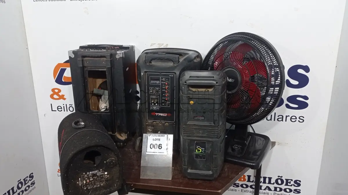 LOTE 006 - 01 VENTILADOR MARCA OSTER E 03 CAIXAS DE SOM DE MARCAS E MODELOS DIVERSOS. (NO ESTADO) ATENÇÃO! FAZER A VISITAÇÃO ANTES DE ARREMATAR, NÃO SABEMOS SE FUNCIONA, LEILÃO NÃO TEM GARANTIA E NEM DEVOLUÇÃO, SUJEITO A POSSÍVEIS AVARIAS VISÍVEIS/OCULTAS E/OU AUSÊNCIA DE COMPONENTES.