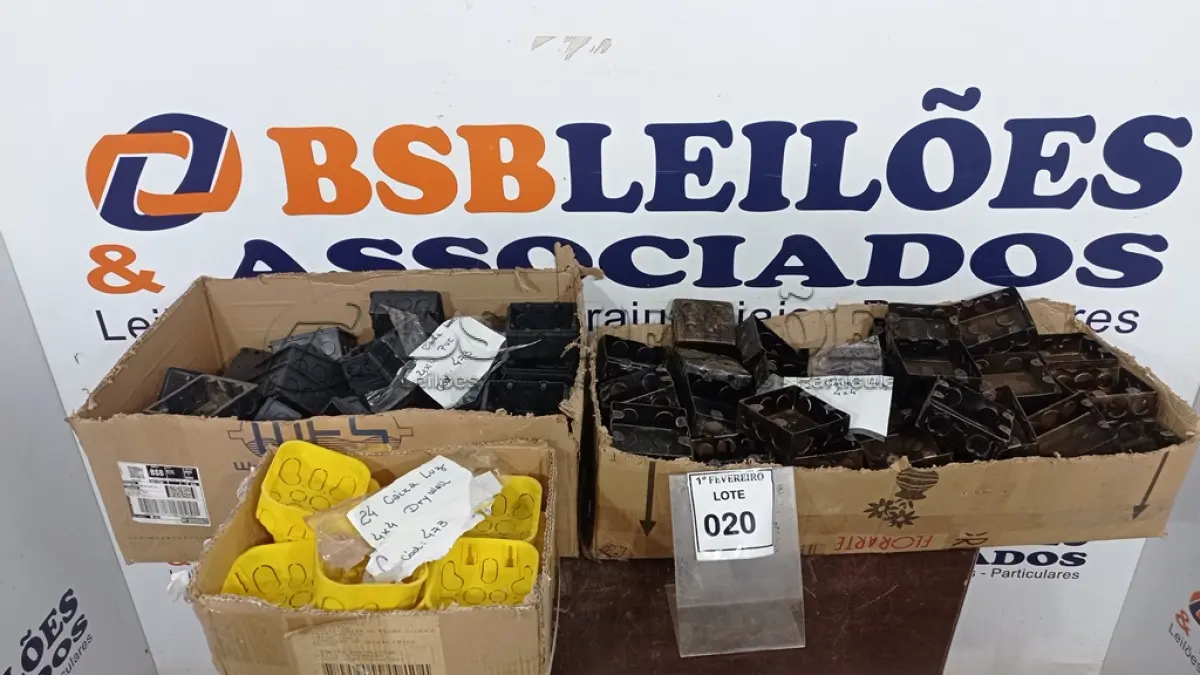 LOTE 020 - 01 LOTE COM GRANDE QUANTIDADE DE CAIXAS DE LUZ DE MODELOS DIVERSOS. (NO ESTADO) ATENÇÃO! FAZER A VISITAÇÃO ANTES DE ARREMATAR, NÃO SABEMOS SE FUNCIONA, LEILÃO NÃO TEM GARANTIA E NEM DEVOLUÇÃO, SUJEITO A POSSÍVEIS AVARIAS VISÍVEIS/OCULTAS E/OU AUSÊNCIA DE COMPONENTES.