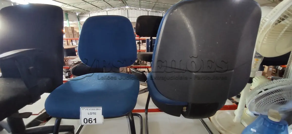 LOTE 061 - 02 CADEIRAS DE ESCRITÓRIO COM PÉS FIXOS NA COR AZUL. (NO ESTADO) ATENÇÃO! FAZER A VISITAÇÃO ANTES DE ARREMATAR, NÃO SABEMOS SE FUNCIONA, LEILÃO NÃO TEM GARANTIA E NEM DEVOLUÇÃO, SUJEITO A POSSÍVEIS AVARIAS VISÍVEIS/OCULTAS E/OU AUSÊNCIA DE COMPONENTES.