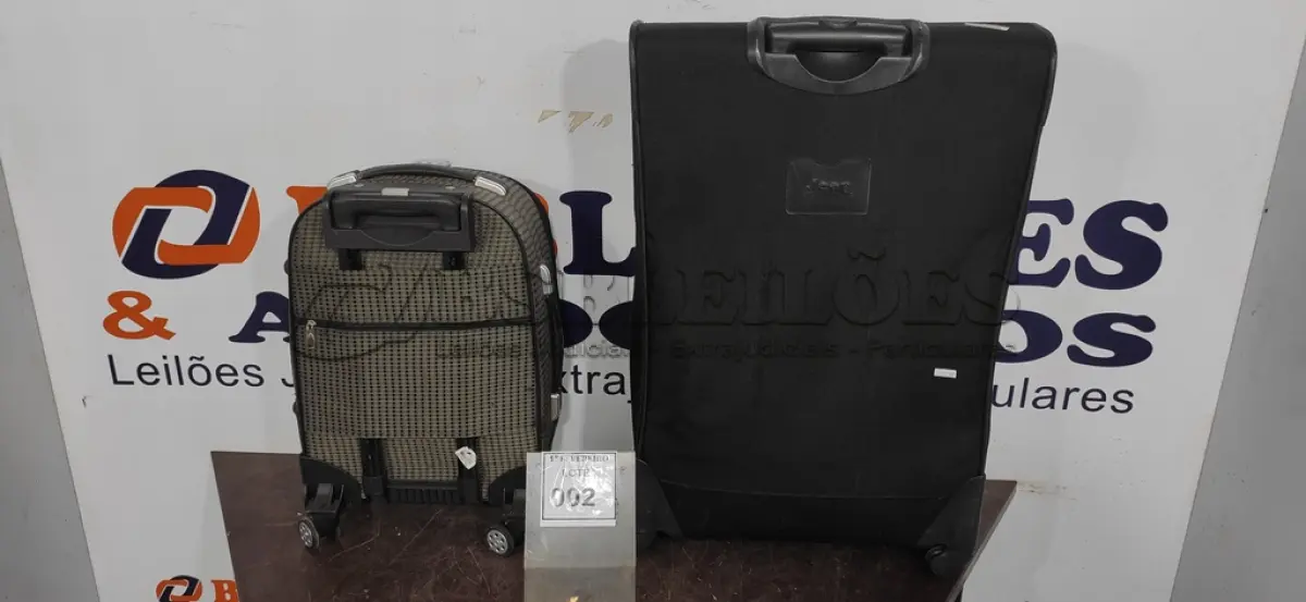 LOTE 002 - 02 MALAS SENDO 01 COM CADEADO DE SEGREDO. (NO ESTADO) ATENÇÃO! FAZER A VISITAÇÃO ANTES DE ARREMATAR, NÃO SABEMOS SE FUNCIONA, LEILÃO NÃO TEM GARANTIA E NEM DEVOLUÇÃO, SUJEITO A POSSÍVEIS AVARIAS VISÍVEIS/OCULTAS E/OU AUSÊNCIA DE COMPONENTES.