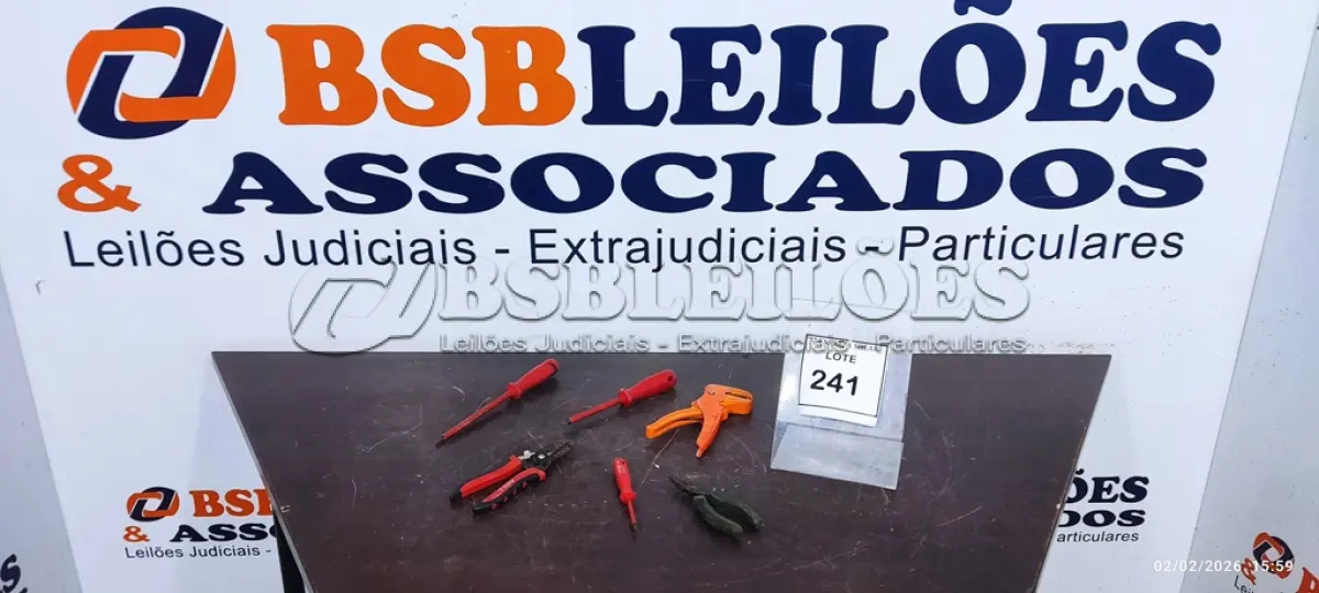 LOTE 241 - 01 LOTE COM 02 CHAVES DE FENDA, 01 CHAVE PHILIPS, 02 ALICATES E 01 DESCASCADOR DE FIOS. (NO ESTADO) ATENÇÃO! FAZER A VISITAÇÃO ANTES DE ARREMATAR, NÃO SABEMOS SE FUNCIONA, LEILÃO NÃO TEM GARANTIA E NEM DEVOLUÇÃO, SUJEITO A POSSÍVEIS AVARIAS VISÍVEIS/OCULTAS E/OU AUSÊNCIA DE COMPONENTES.