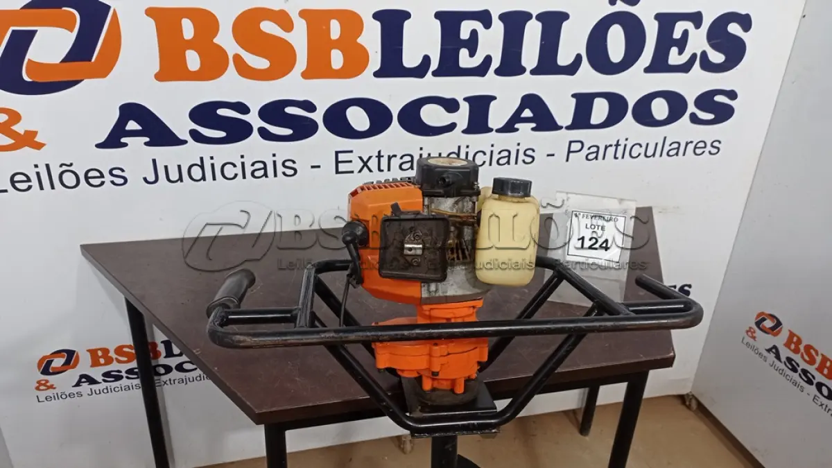 LOTE 124 - 01 MÁQUINA PERFURADORA DE SOLO A GASOLINA INCOMPLETA E 01 BROCA. (NO ESTADO) ATENÇÃO! FAZER A VISITAÇÃO ANTES DE ARREMATAR, NÃO SABEMOS SE FUNCIONA, LEILÃO NÃO TEM GARANTIA E NEM DEVOLUÇÃO, SUJEITO A POSSÍVEIS AVARIAS VISÍVEIS/OCULTAS E/OU AUSÊNCIA DE COMPONENTES.